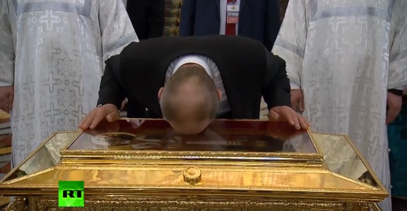 Eίναι ηγέτης: Δείτε τον Β. Πούτιν να ασπάζεται τα λείψανα του Αγίου Νικολάου – Βίντεο